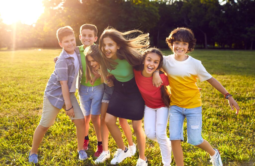 Kinder lachen gemeinsam